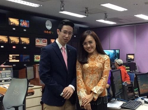 Btv đẹp nhất vtv hoài anh lên hình mặc đồ tạm bợ ngoài đời xách toàn túi hiệu sang chảnh - 2