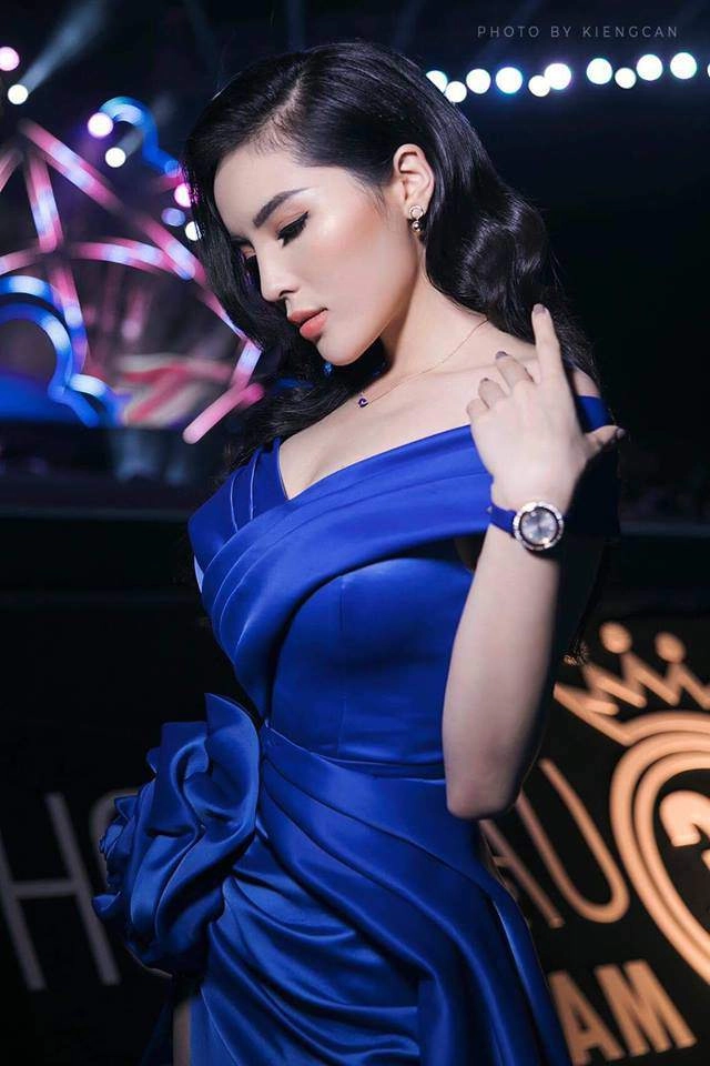 Cặp đôi bạn thân cùng trường mỹ linh kỳ duyên đọ chân nuột nà với váy xẻ tà - 4