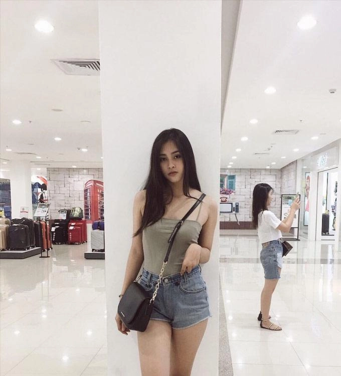 Chẳng cần váy áo trăm triệu hoa hậu tiểu vy vẫn xinh đẹp với hai món đồ này - 2
