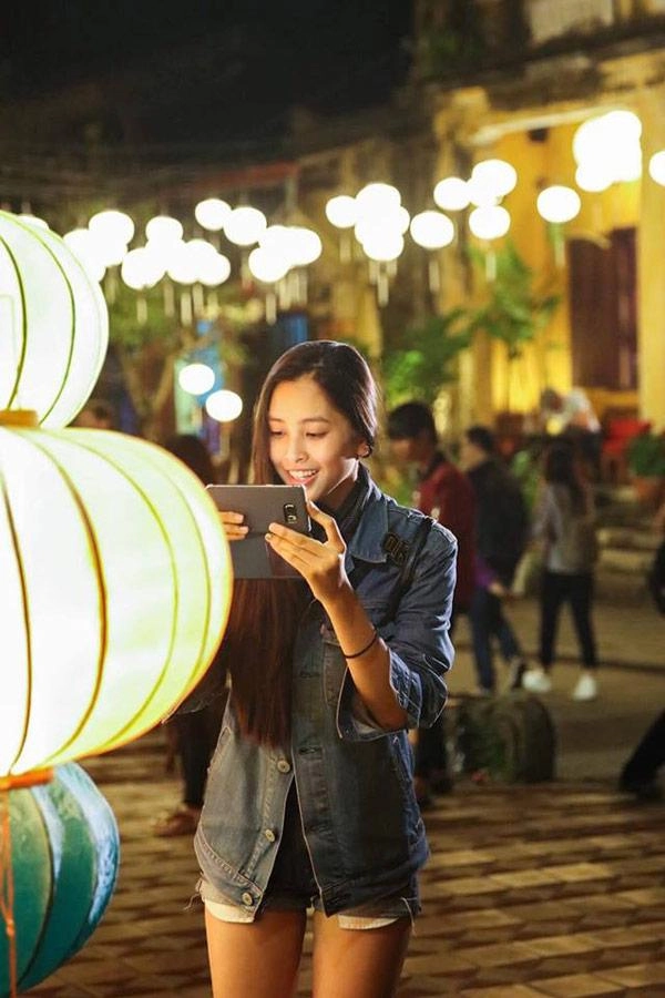 Chẳng cần váy áo trăm triệu hoa hậu tiểu vy vẫn xinh đẹp với hai món đồ này - 3