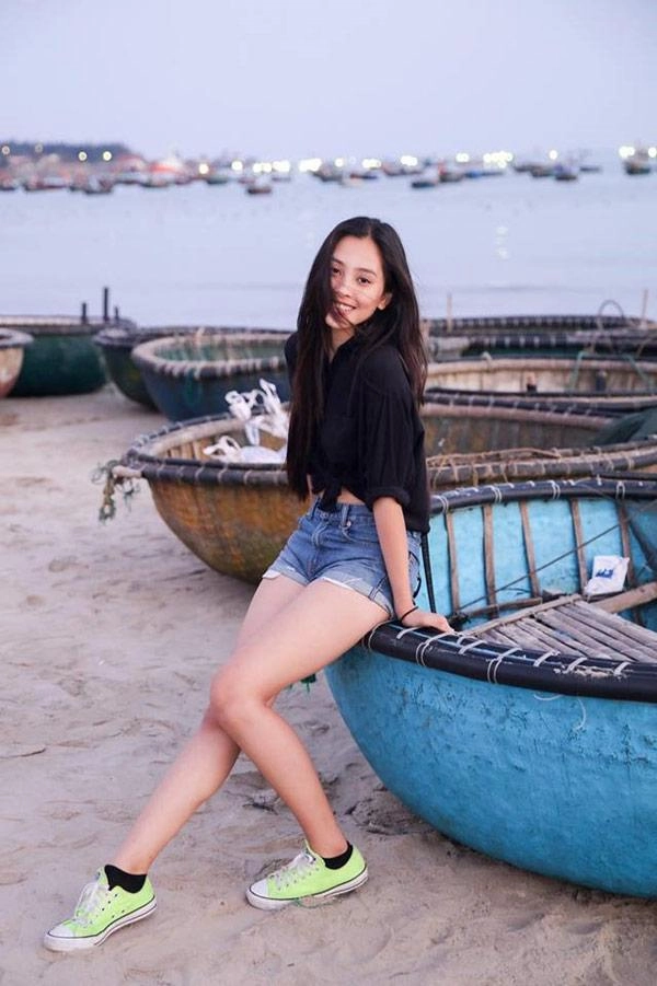 Chẳng cần váy áo trăm triệu hoa hậu tiểu vy vẫn xinh đẹp với hai món đồ này - 8