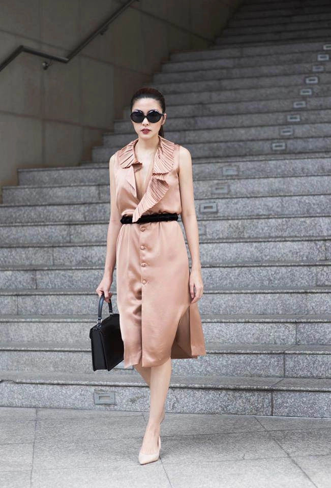 Chất như tăng thanh hà sáng đi làm tối đi quẩy cùng chồng chỉ diện đúng 1 chiếc váy - 1