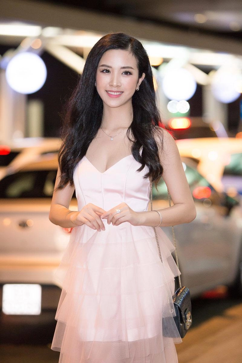 Chất như thuỳ tiên vừa ra sân bay đi thi quốc tế đã biến hình liên tục thế này rồi - 12