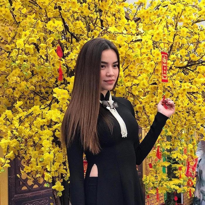 Chị em diện đồ xanh đỏ hồ ngọc hà vẫn trung thành với áo dài đen dịp cuối năm - 1
