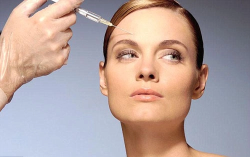 Chị em rộ mốt tiêm botox cho ngực - 2