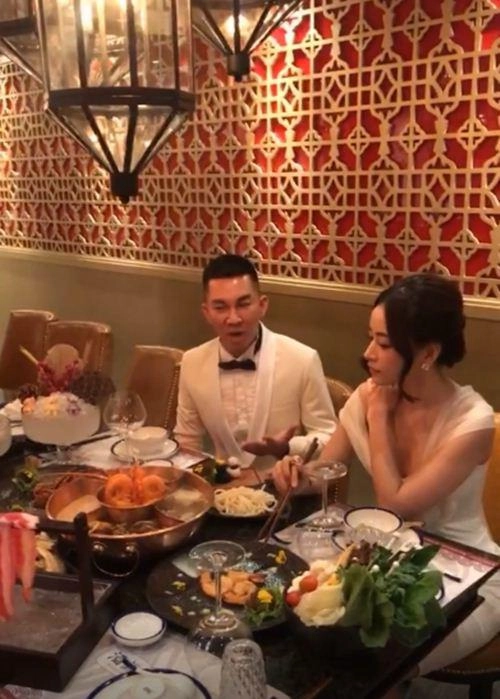 Chi pu khổ sở lấy tay chắn vì sợ sự cố váy hở cổ rộng mênh mang - 3