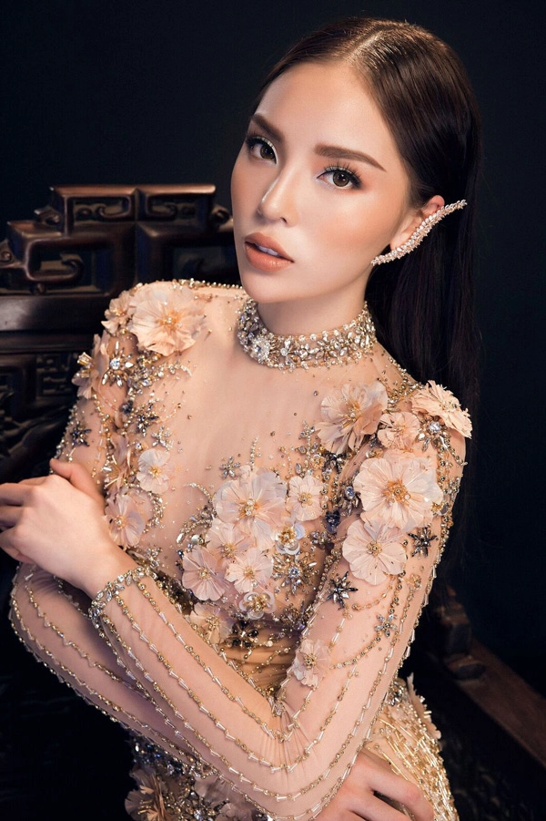 Choáng ngợp vì chưa bao giờ kỳ duyên hở bạo liệt đến nhường này - 1