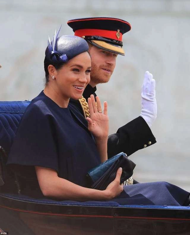 Chọn trang phục đối lập hoàn toàn meghan markle và chị dâu kate ai đẹp hơn ai - 3