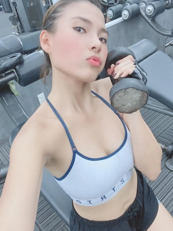 Chụp hình selfie tại phòng gym thuý diễm khoe khéo được cả dáng lẫn da đẹp đỉnh - 2