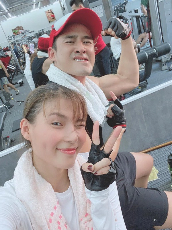 Chụp hình selfie tại phòng gym thuý diễm khoe khéo được cả dáng lẫn da đẹp đỉnh - 4