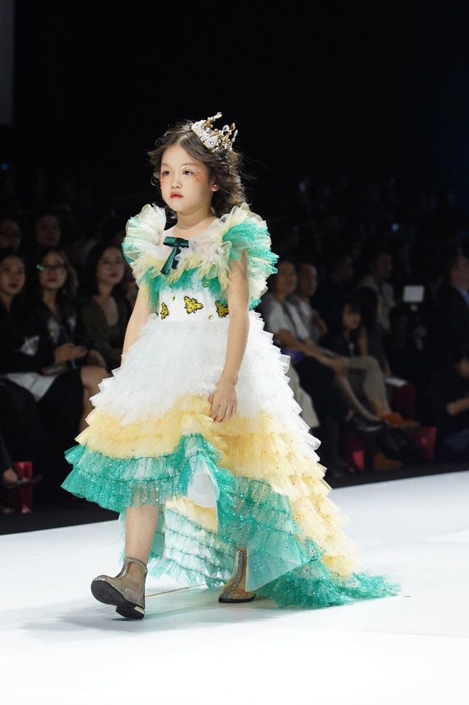 Cô bé vô gia cư 6 tuổi trở thành mẫu nhí sánh bước bên hhen niê tại vifw2019 - 4