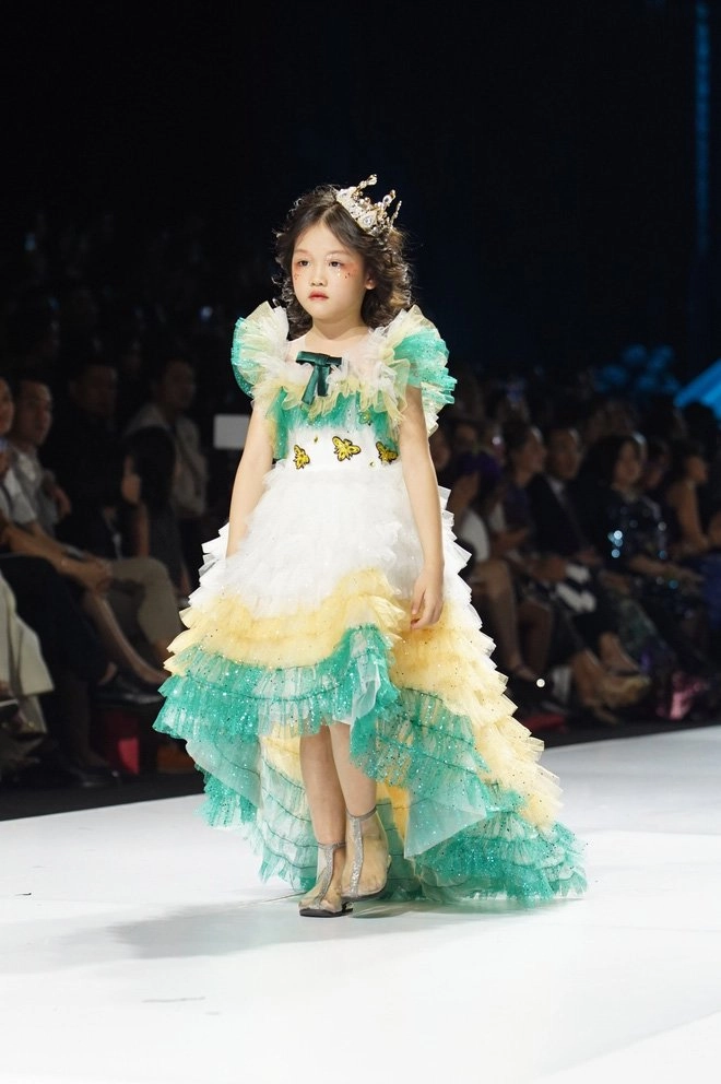 Cô bé vô gia cư 6 tuổi trở thành mẫu nhí sánh bước bên hhen niê tại vifw2019 - 5