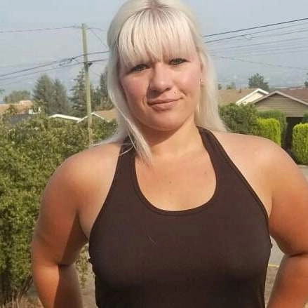 Cô gái đòi kiện bằng được ông chủ khi bị đuổi việc vì không mặc áo lót đi làm - 1