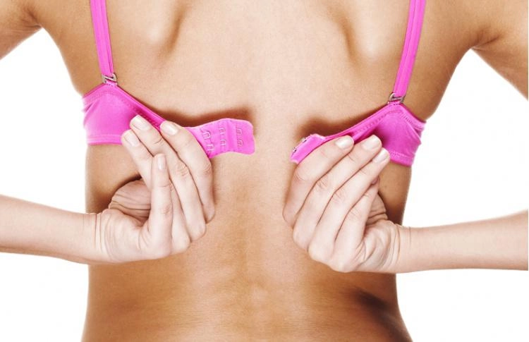 Cô gái đòi kiện bằng được ông chủ khi bị đuổi việc vì không mặc áo lót đi làm - 2