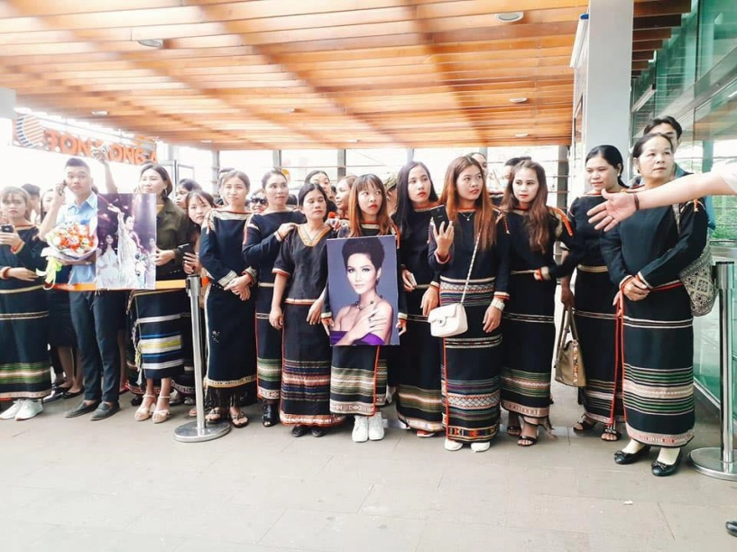Có một không hai h hen niê chính là hoa hậu đầu tiên về quê bằng xe công nông - 1