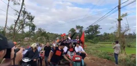 Có một không hai h hen niê chính là hoa hậu đầu tiên về quê bằng xe công nông - 2