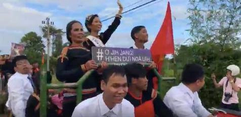 Có một không hai h hen niê chính là hoa hậu đầu tiên về quê bằng xe công nông - 3