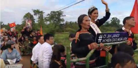 Có một không hai h hen niê chính là hoa hậu đầu tiên về quê bằng xe công nông - 4