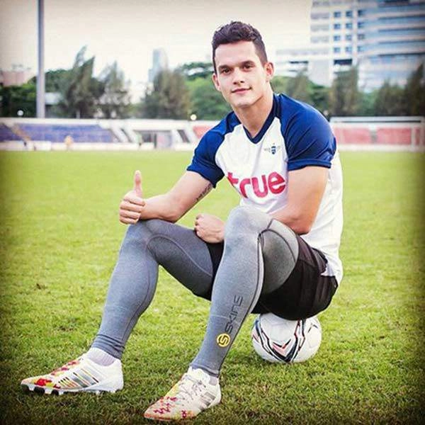 Cô vợ cầu thủ gợi cảm nhất aff cup 2018 là ai - 1