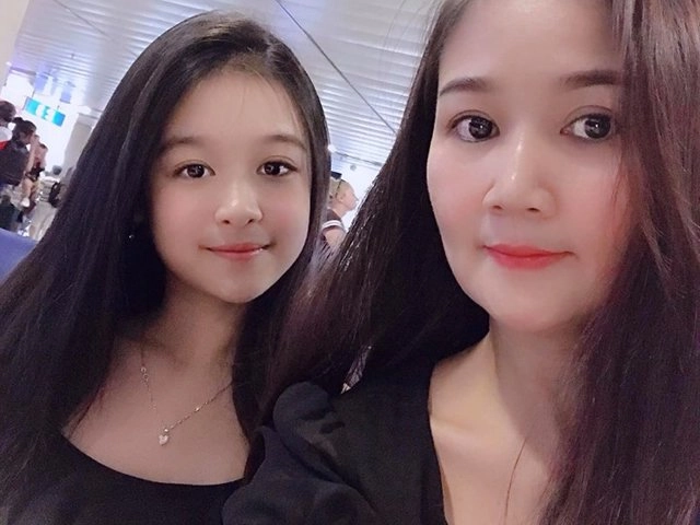 Con gái được khen xinh như búp bê nhìn sang mẹ mới thấy ngã ngửa - 21