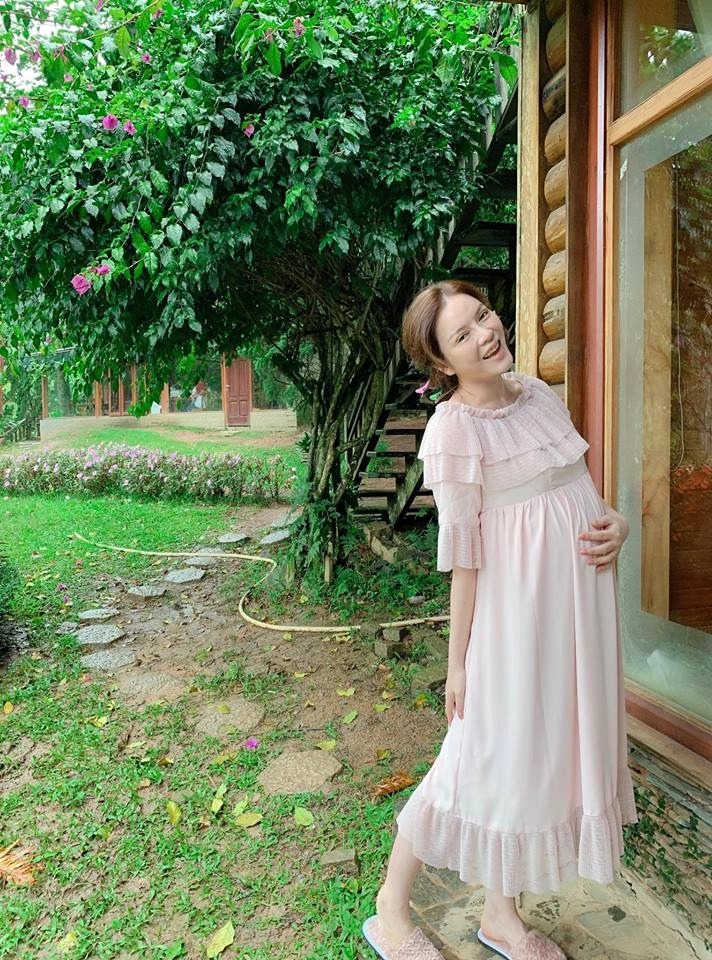 Cộng đồng mạng choáng váng vì lý nhã kỳ diện đầm bầu khoe bụng vượt mặt ngày 2010 - 3