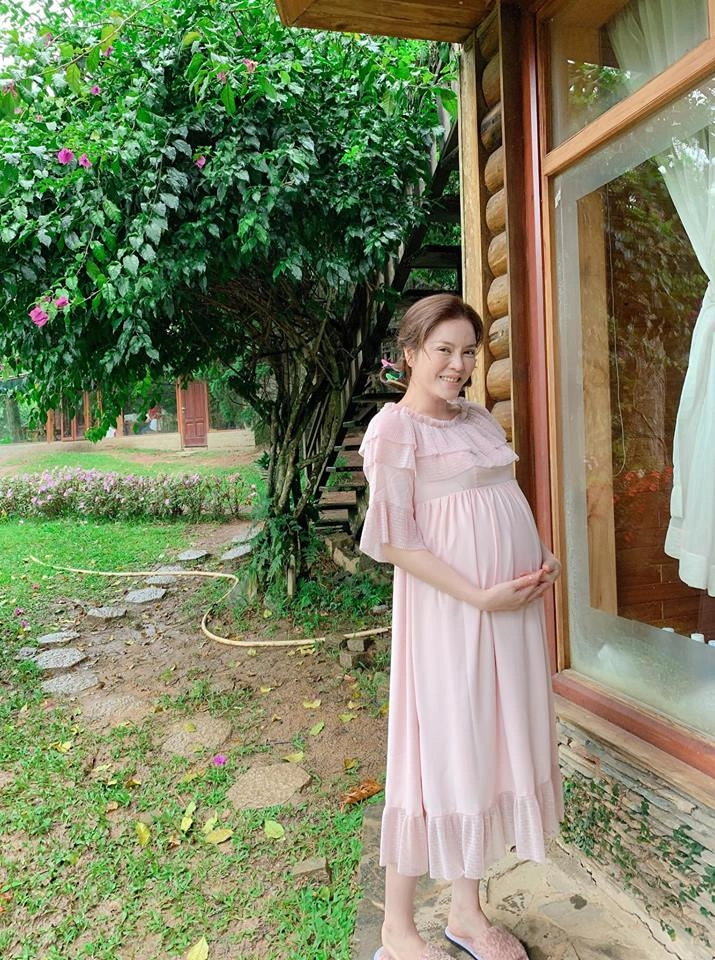 Cộng đồng mạng choáng váng vì lý nhã kỳ diện đầm bầu khoe bụng vượt mặt ngày 2010 - 4
