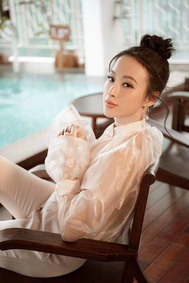 Cùng diện áo trong suốt sexy tưởng angela phương trinh đẹp nhất ai ngờ nhìn hương giang mà rụng tim - 2