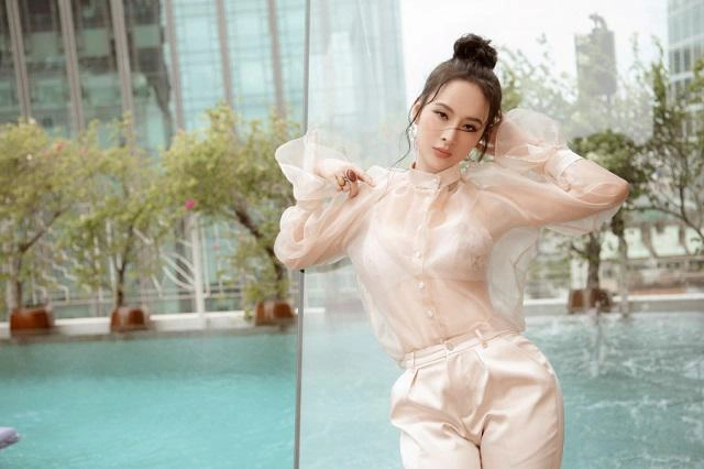 Cùng diện áo trong suốt sexy tưởng angela phương trinh đẹp nhất ai ngờ nhìn hương giang mà rụng tim - 3