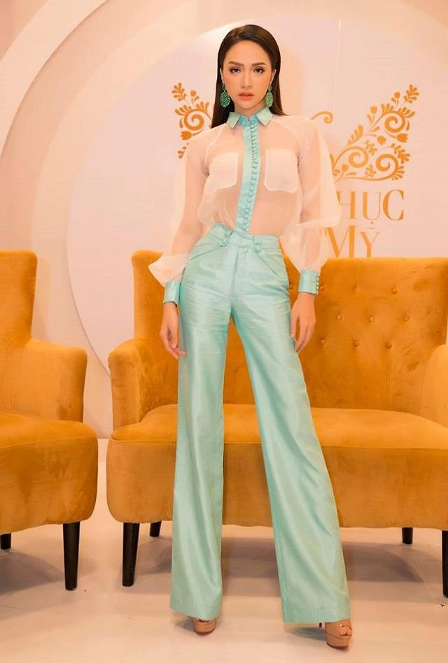 Cùng diện áo trong suốt sexy tưởng angela phương trinh đẹp nhất ai ngờ nhìn hương giang mà rụng tim - 6