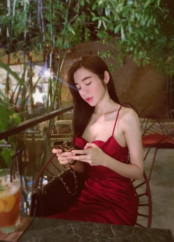 Cùng diện váy đỏ dịp valentine elly trần khoe vòng 1 sexy đến nghẹt thở quay sang lan khuê thì - 1