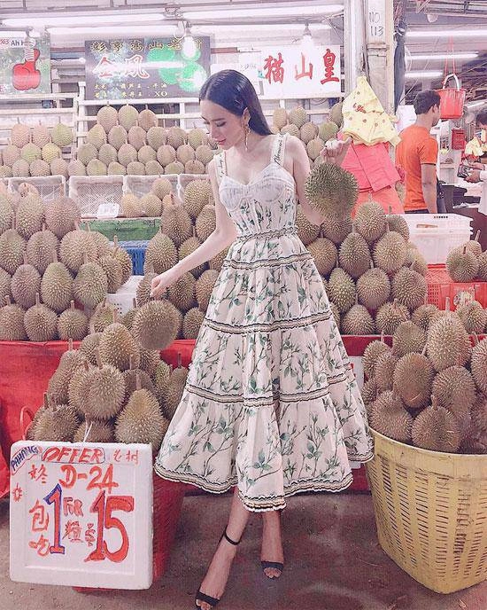 Cùng một chiếc váy tóc tiên đẳng cấp anglea phương trinh diện đi mua sầu riêng - 2