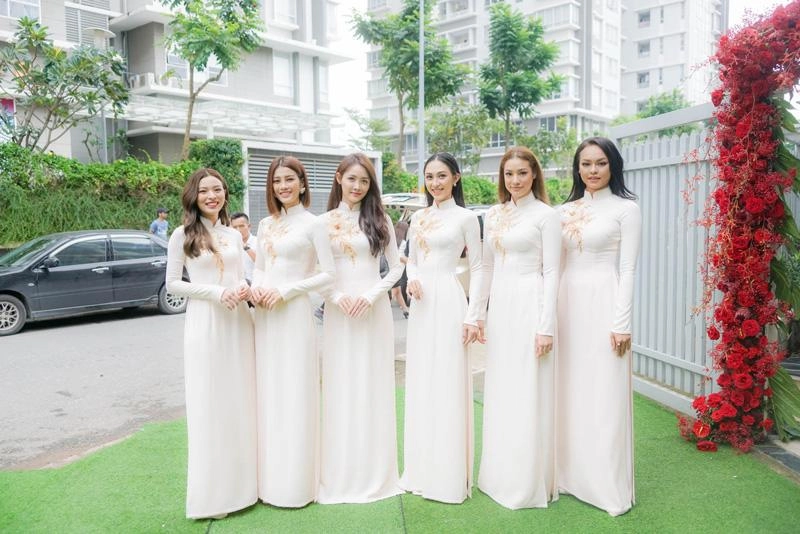 Đám hỏi lan khuê dàn phù dâu toàn chân dài đình đám mặc áo dài trắng tuyệt xinh - 3