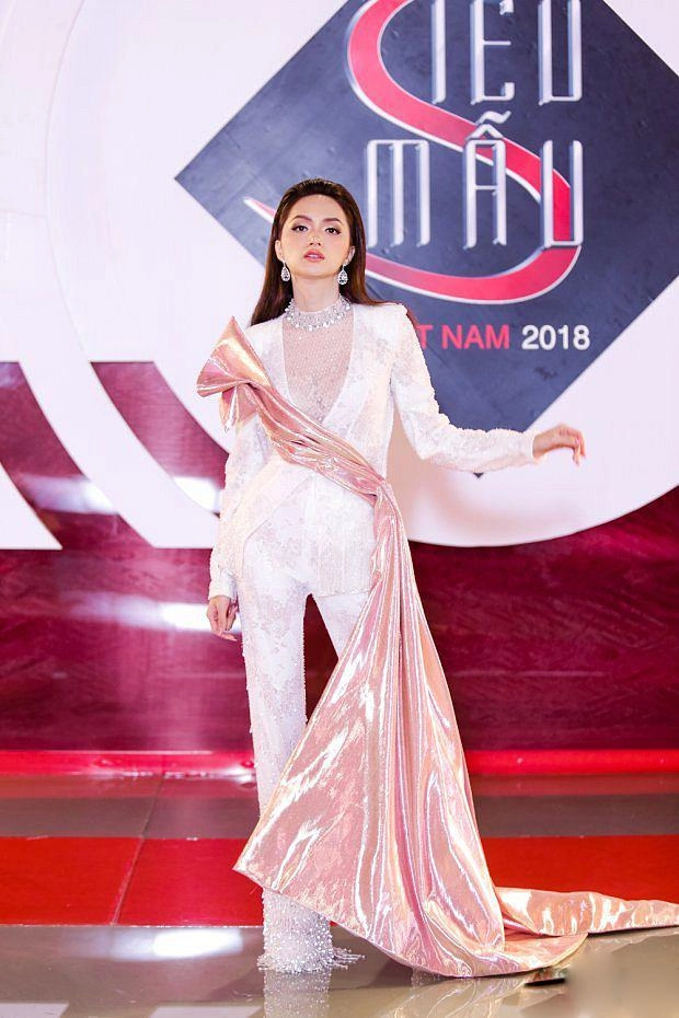 Dáng đẹp mặt xinh như hoa hậu mà vẫn bị chê tả tơi vì váy vóc phản bội - 3