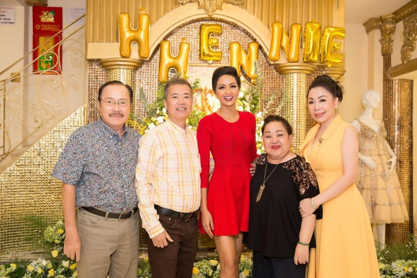Đầu năm 2019 hhen niê tri ân mẹ linh san và những người thợ về chiếc váy lịch sử - 3