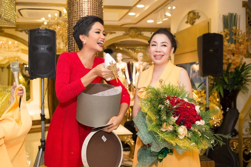 Đầu năm 2019 hhen niê tri ân mẹ linh san và những người thợ về chiếc váy lịch sử - 4
