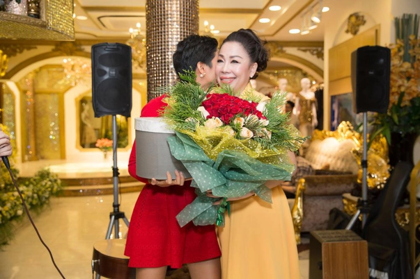 Đầu năm 2019 hhen niê tri ân mẹ linh san và những người thợ về chiếc váy lịch sử - 5