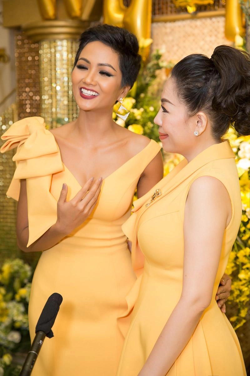 Đầu năm 2019 hhen niê tri ân mẹ linh san và những người thợ về chiếc váy lịch sử - 9