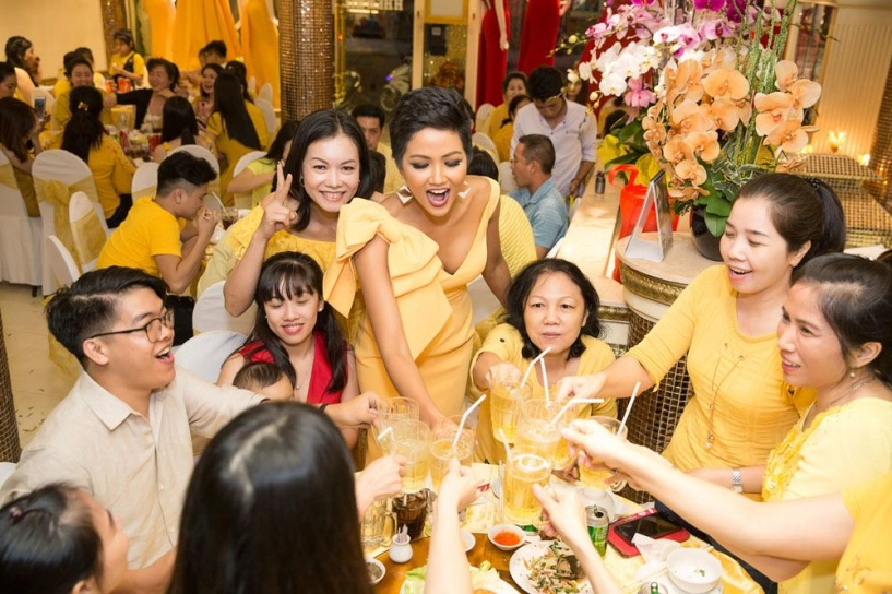 Đầu năm 2019 hhen niê tri ân mẹ linh san và những người thợ về chiếc váy lịch sử - 10