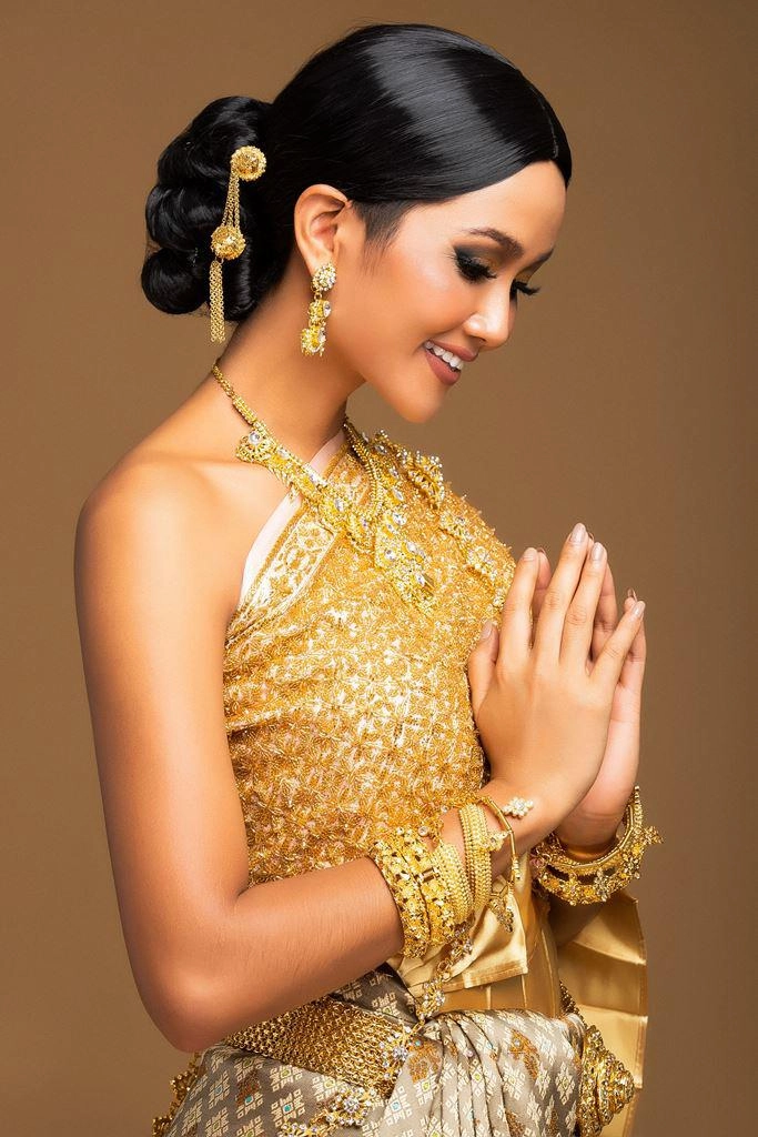 Diện đồ đẹp lấn át thiên hạ hhen niê còn gây sốt vì ẩn ý đằng sau từng bộ cánh - 11