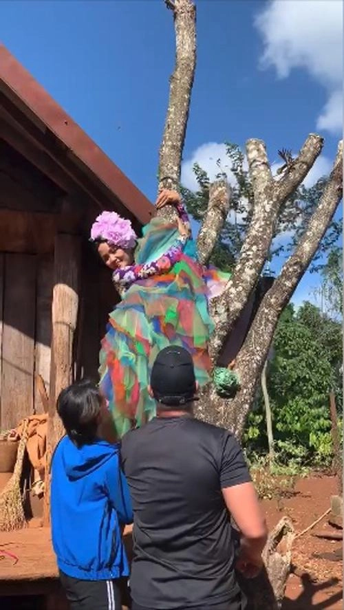 Diện váy chục triệu leo cây sang là thế hậu trường hhen niê khiến fan vừa thương vừa kinh ngạc - 5