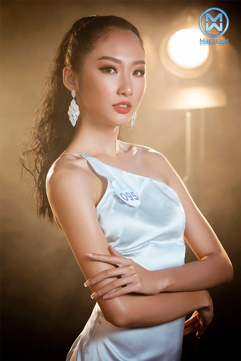 Diện váy lụa mỏng manh những bông hoa của miss world việt nam toả sáng rực rỡ - 1