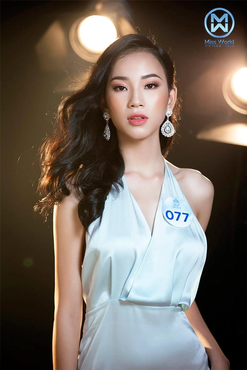 Diện váy lụa mỏng manh những bông hoa của miss world việt nam toả sáng rực rỡ - 3