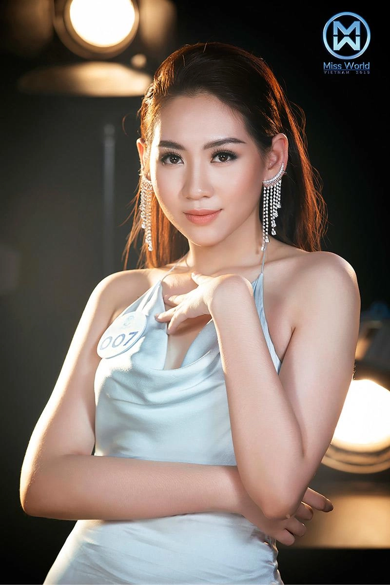 Diện váy lụa mỏng manh những bông hoa của miss world việt nam toả sáng rực rỡ - 8