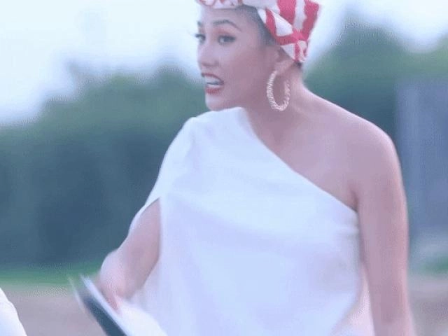 Diện váy xuyên thấu hlv võ hoàng yến để lộ đồ nịt bụng ngay trên thảm đỏ the face - 12