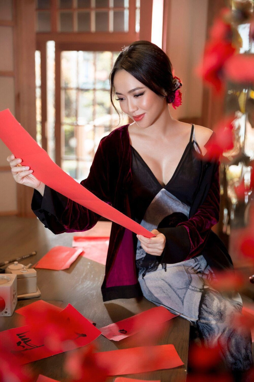 Diệu nhi khoe ngực đầy trong váy hội hoạ ngày cận tết - 3