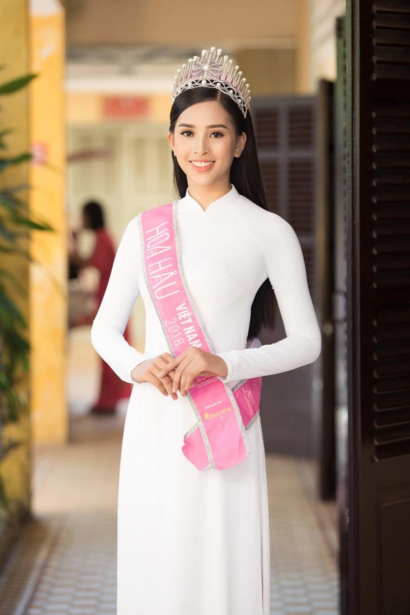 Dù lịch trình dày đặc hoa hậu tiểu vy vẫn chăm chỉ diện áo dài thướt tha - 1