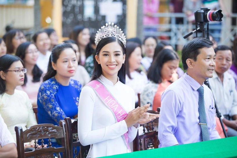 Dù lịch trình dày đặc hoa hậu tiểu vy vẫn chăm chỉ diện áo dài thướt tha - 2