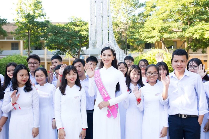 Dù lịch trình dày đặc hoa hậu tiểu vy vẫn chăm chỉ diện áo dài thướt tha - 3