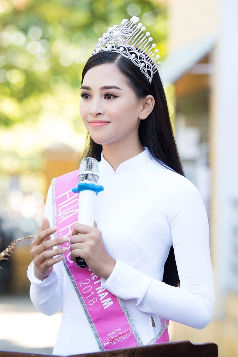 Dù lịch trình dày đặc hoa hậu tiểu vy vẫn chăm chỉ diện áo dài thướt tha - 4