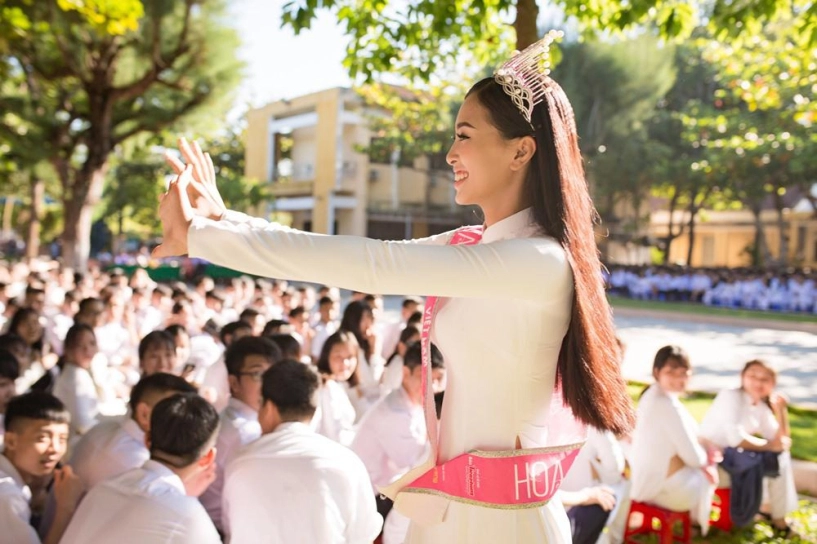 Dù lịch trình dày đặc hoa hậu tiểu vy vẫn chăm chỉ diện áo dài thướt tha - 5